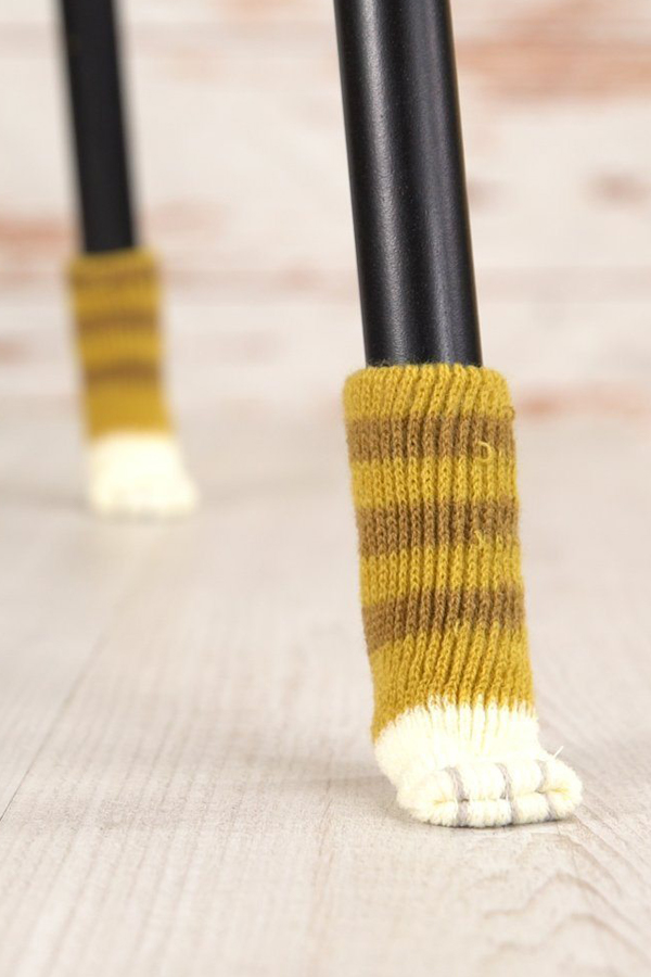 Knitted cat feet 