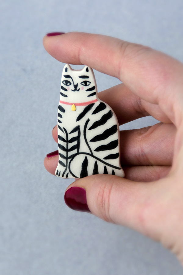 Ceramic cat brooch by Livia Coloji