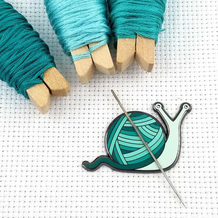 Snail needle minder